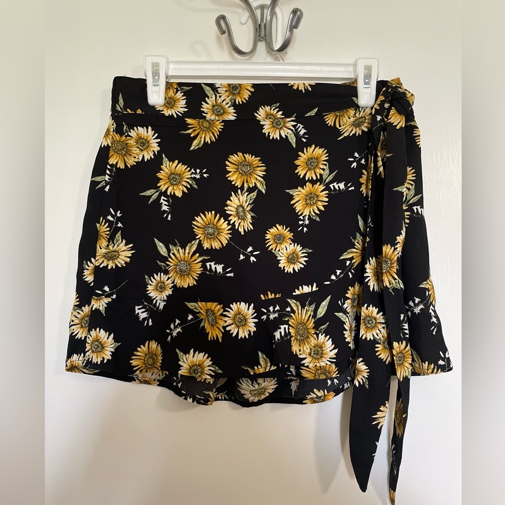 🌻Maurice’s Skort with Vibrant Sunflower Print🌻
